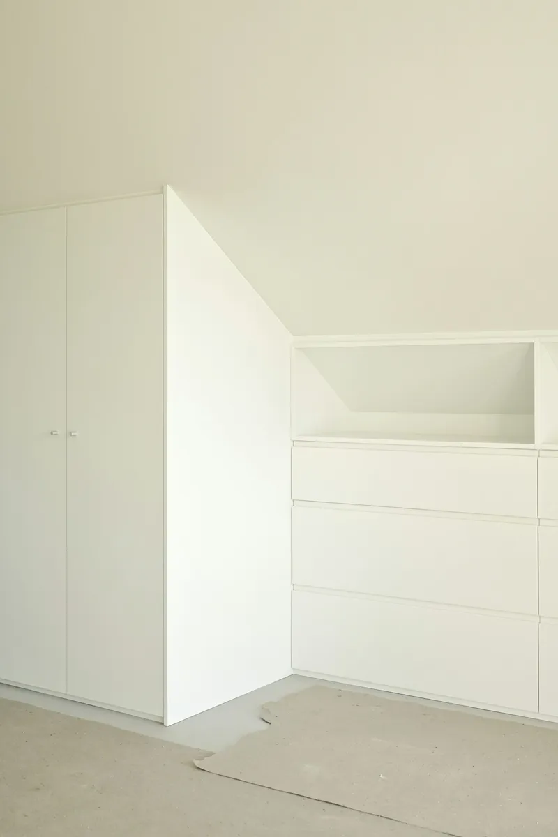 Built-in fitted wardrobe and drawers